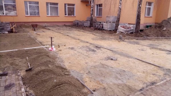 Підготовчі роботи до будівництва літнього майданчика з бруківки