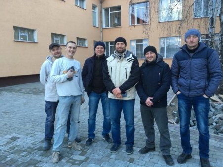 Микола Михайлевський разом з бригадою волонтерів