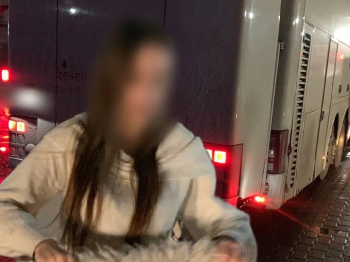 На Рівненщині водій автобуса забув вночі 17-річну пасажирку на автозаправці: допомогли патрульні