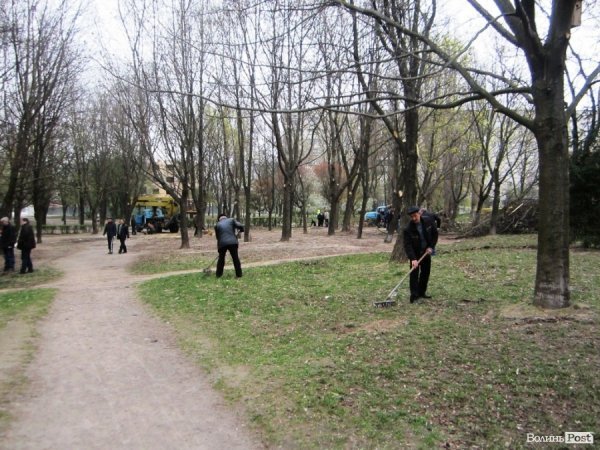 Толока в луцькому сквері закінчилася «пікетом» міського голови. ФОТО