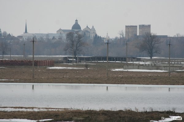 Затопило луг біля села Рованці. ФОТО