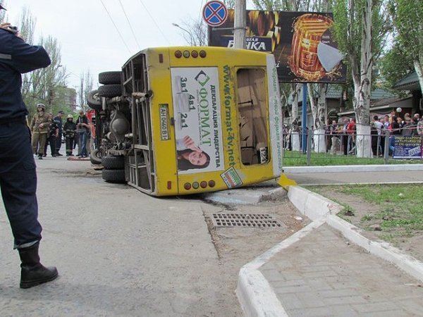 У Маріуполі перекинулася маршрутка з пасажирами. ФОТО