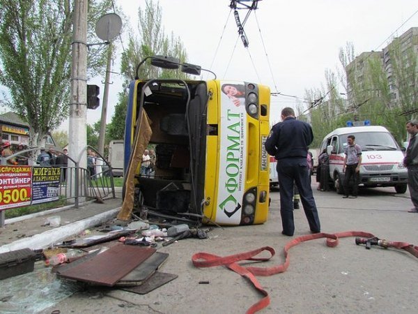 У Маріуполі перекинулася маршрутка з пасажирами. ФОТО