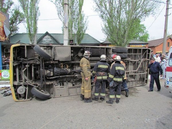 У Маріуполі перекинулася маршрутка з пасажирами. ФОТО