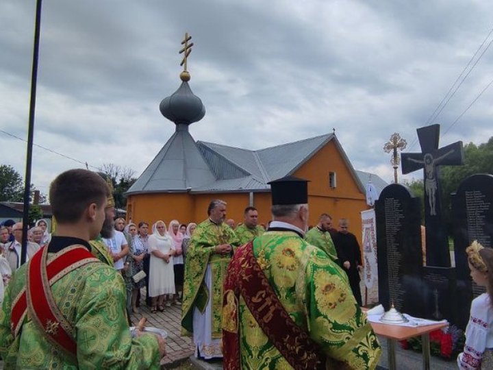 У Луцьку освятили стелу на честь убитих жителів сіл Черничі та Кічкарівка. ВІДЕО