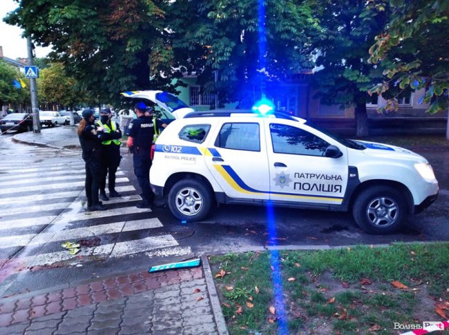 На Грушевського у Луцьку чоловік влаштував конфлікт з поліцією: його забрала «швидка». ФОТО