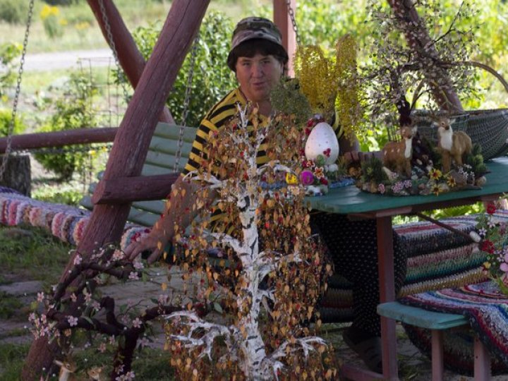 Волинянка створює шедеври з бісеру і природних матеріалів