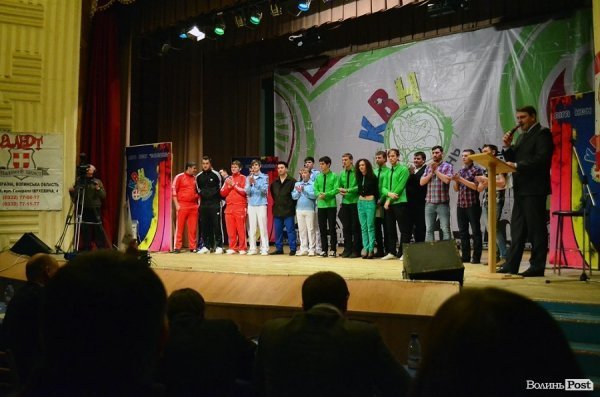 КВН у Луцьку: львівські хлопці перемогли запорізьких «гопників». ФОТО