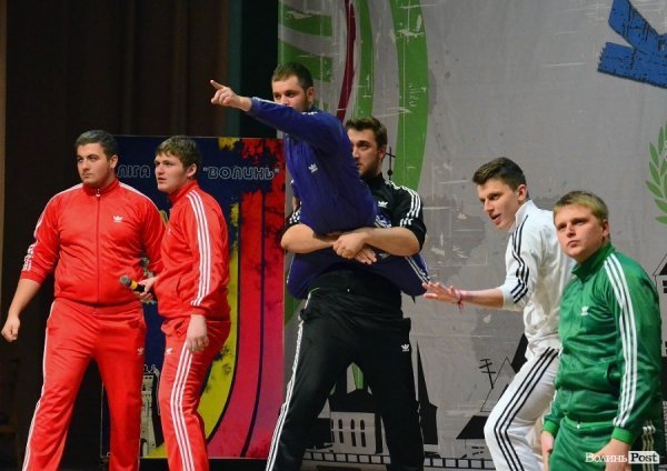 КВН у Луцьку: львівські хлопці перемогли запорізьких «гопників». ФОТО