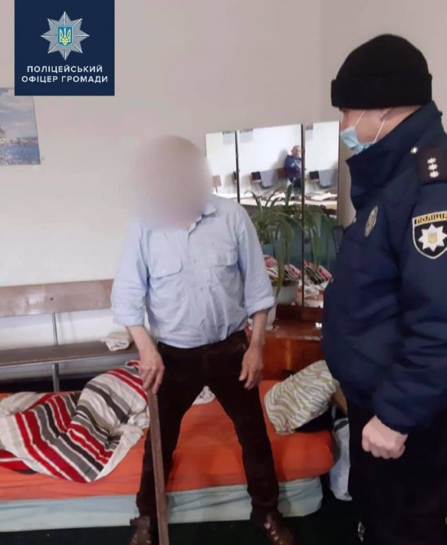 Жив у напіврозваленій хаті і в холоді: зворушлива історія порятунку пенсіонера з Волині