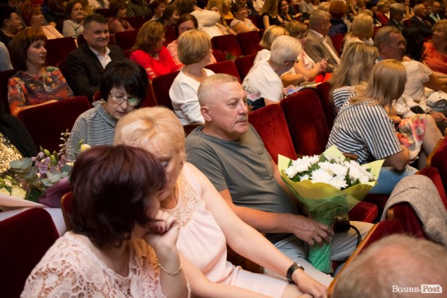 Квіти, подяки та музичний концерт: волинських медпрацівників привітали з професійним  святом