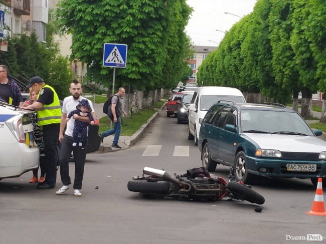 У Луцьку мотоцикл зіткнувся з легковиком. ФОТО