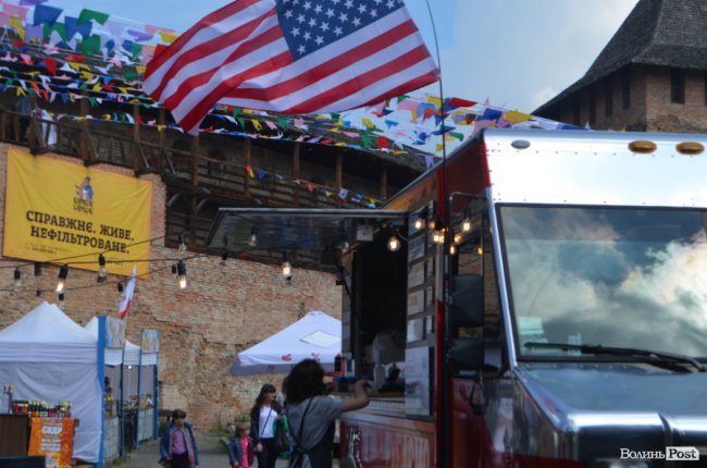 У замку Любарта стартував Lutsk Food Fest: що і за скільки пропонують скуштувати. ФОТО