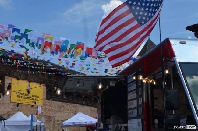 У замку Любарта стартував Lutsk Food Fest: що і за скільки пропонують скуштувати. ФОТО