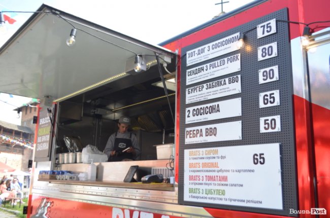 У замку Любарта стартував Lutsk Food Fest: що і за скільки пропонують скуштувати. ФОТО