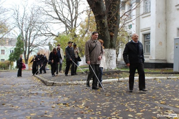 У Луцьку «на ділі» показали, як живеться незрячим. ФОТО