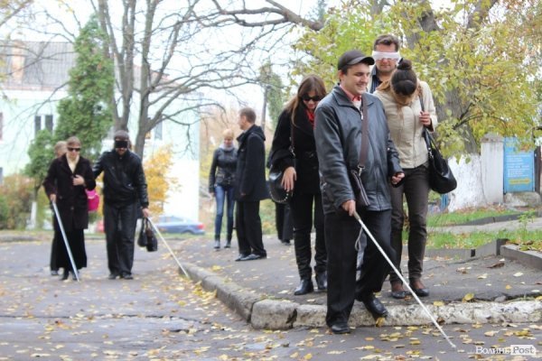 У Луцьку «на ділі» показали, як живеться незрячим. ФОТО