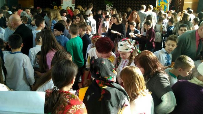 У луцькій школі організували благодійний ярмарок, аби зібрати кошти для онкохворих дітей. ВІДЕО