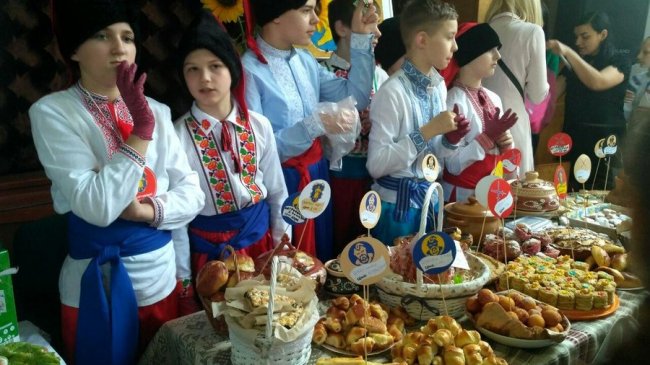 У луцькій школі організували благодійний ярмарок, аби зібрати кошти для онкохворих дітей. ВІДЕО