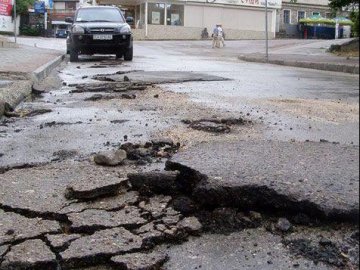 Мешканці Луцька просять залатати ями та відремонтувати тротуари