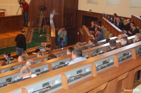 У захопленому приміщенні Волиньради депутати зібралися на сесію. ФОТО