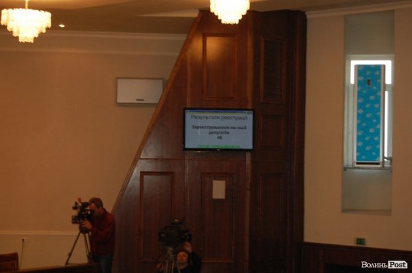 У захопленому приміщенні Волиньради депутати зібралися на сесію. ФОТО