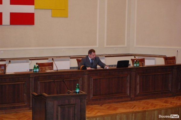 У захопленому приміщенні Волиньради депутати зібралися на сесію. ФОТО