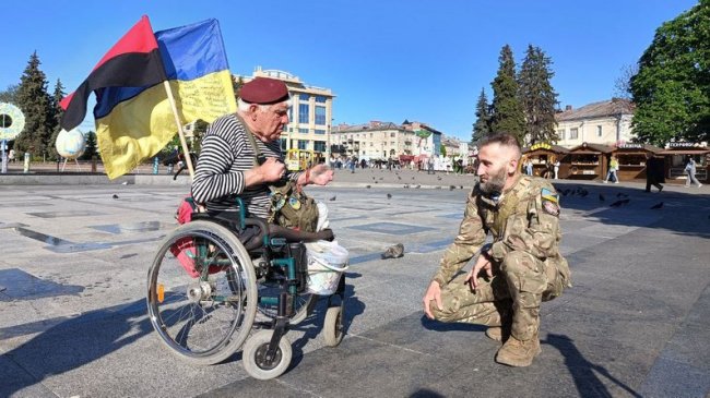 Відомий волонтер дядя Гриша з Херсона збирає у Луцьку гроші військовим. ВІДЕО