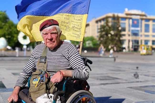 Відомий волонтер дядя Гриша з Херсона збирає у Луцьку гроші військовим. ВІДЕО