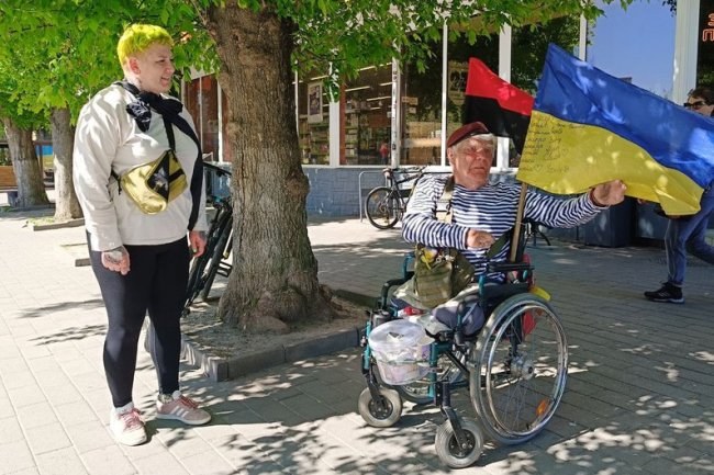 Відомий волонтер дядя Гриша з Херсона збирає у Луцьку гроші військовим. ВІДЕО