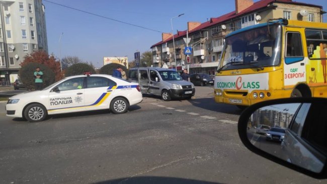 У Луцьку біля Київського майдану зіткнулися дві автівки. ФОТО