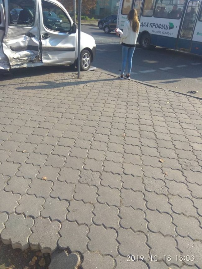 У Луцьку біля Київського майдану зіткнулися дві автівки. ФОТО