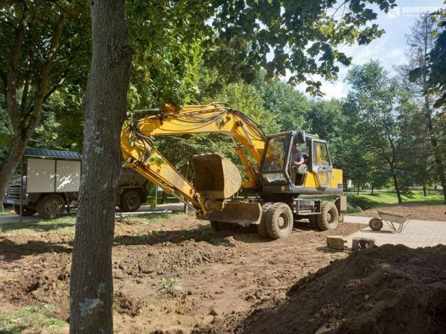 У центральному парку Луцька завершують будівництво вбиральні. ФОТО
