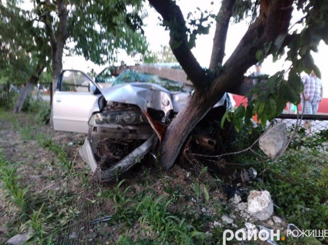 Аварія на Волині: BMW «змела» дерево, паркан та бетонний стовп