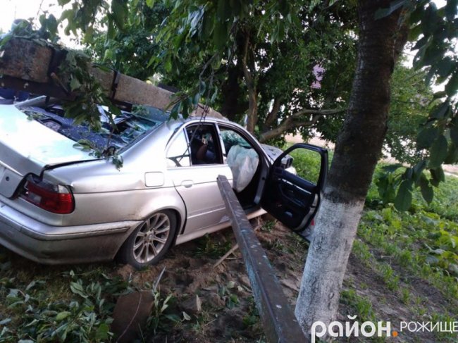Аварія на Волині: BMW «змела» дерево, паркан та бетонний стовп