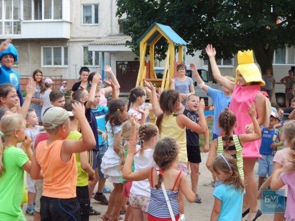 У Володимирі автівки паркують посеред дитячого майданчика. ФОТО