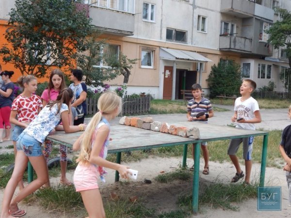 У Володимирі автівки паркують посеред дитячого майданчика. ФОТО
