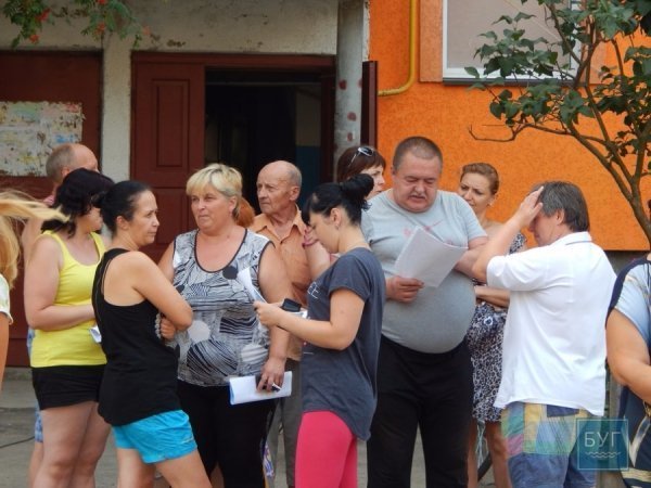 У Володимирі автівки паркують посеред дитячого майданчика. ФОТО