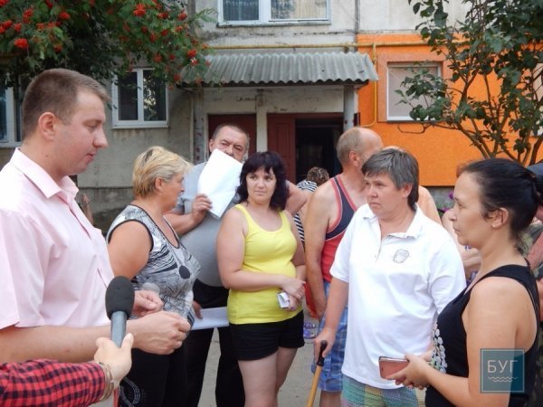 У Володимирі автівки паркують посеред дитячого майданчика. ФОТО