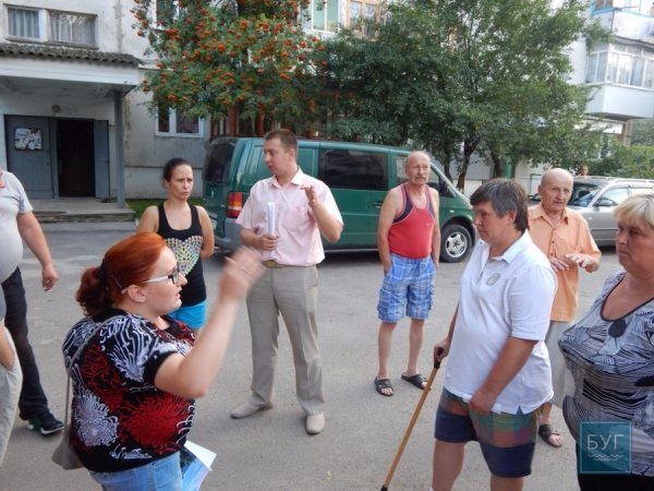 У Володимирі автівки паркують посеред дитячого майданчика. ФОТО