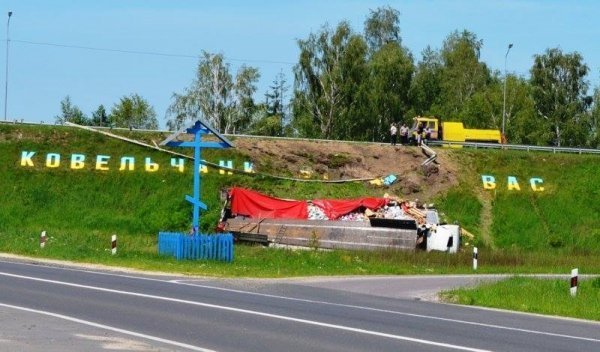 На Волині вантажівка звалилася з траси. ФОТО