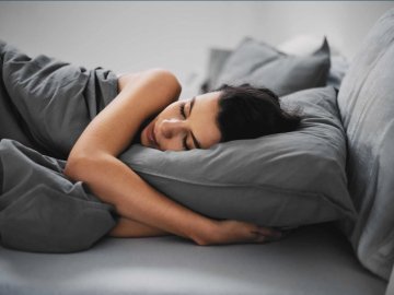 Чому потрібно спати на лівому боці: пояснення гастроентерологів