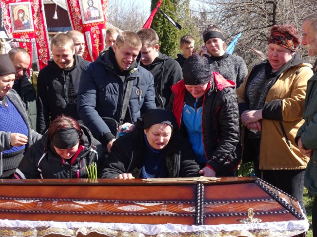 Навколішки проводжала уся громада: на Волині попрощалися із полеглим за Україну воїном