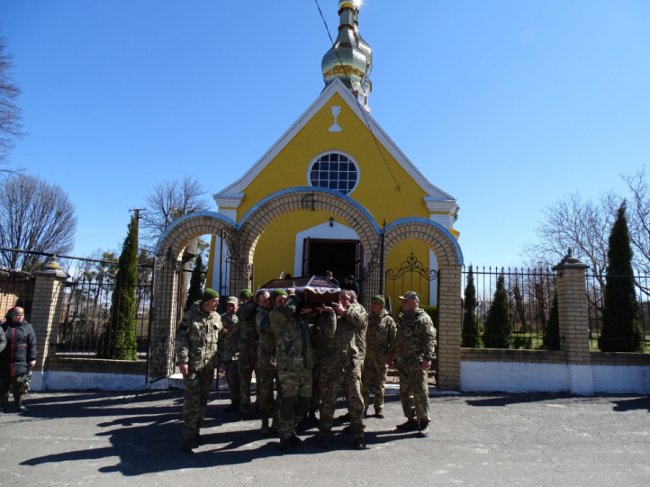 Навколішки проводжала уся громада: на Волині попрощалися із полеглим за Україну воїном