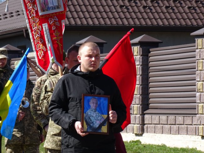 Навколішки проводжала уся громада: на Волині попрощалися із полеглим за Україну воїном