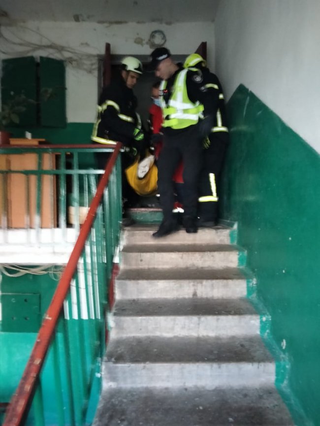 Не відповідала на дзвінки: у Луцьку рятувальники відкрили квартиру та допомогли пенсіонерці