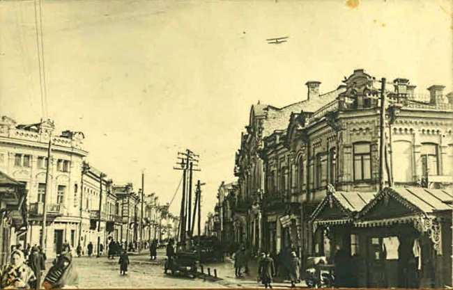 Вулиця Лесі Українки. Вид з Братського мосту
