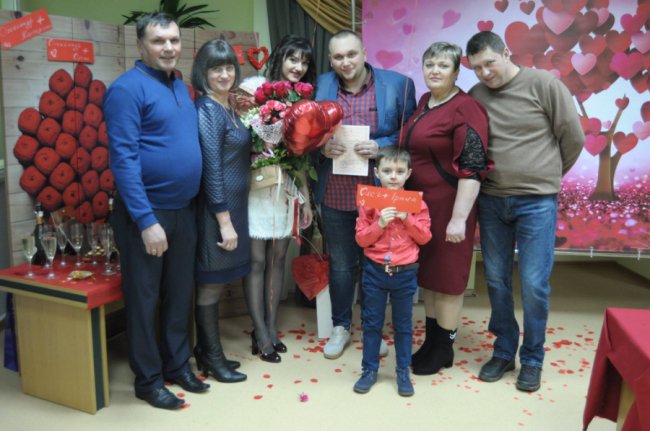 У луцькому ЦНАПі у День Валентина одружилися 5 пар молодят. ФОТО