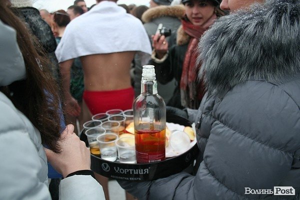 У Луцьку на  Водохреще близько  сотні людей купалися в крижаній воді. ФОТО