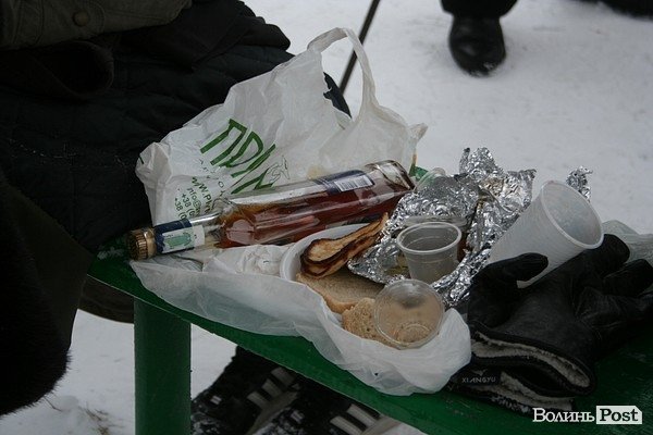 У Луцьку на  Водохреще близько  сотні людей купалися в крижаній воді. ФОТО